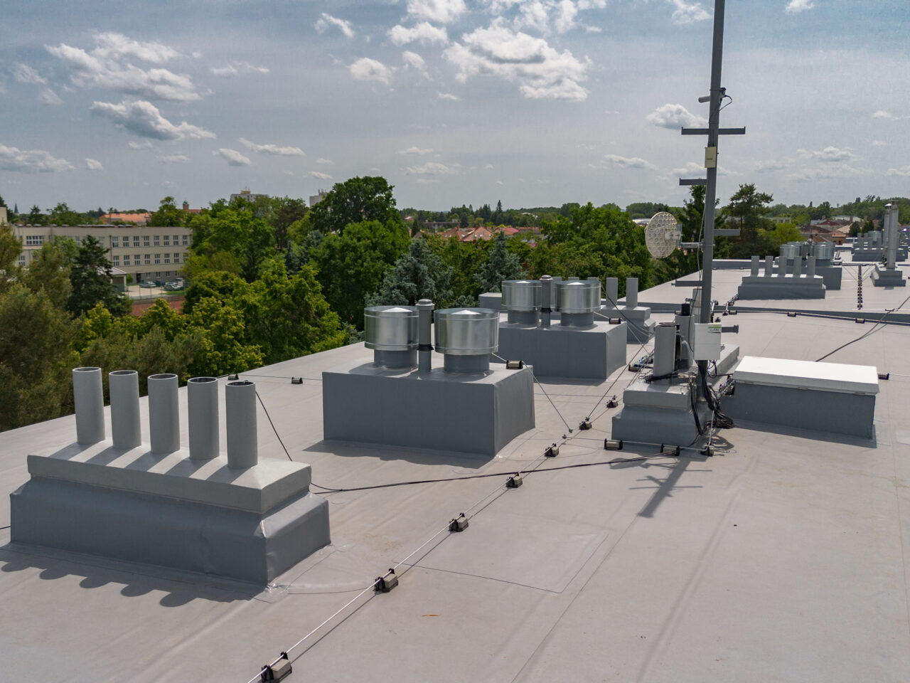 Pohled na plochou střechu panelového domu po izolaci a zateplení