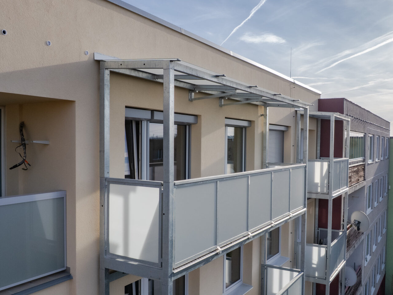 Montáž nových předsazených lodžií, bytový dům v Praze