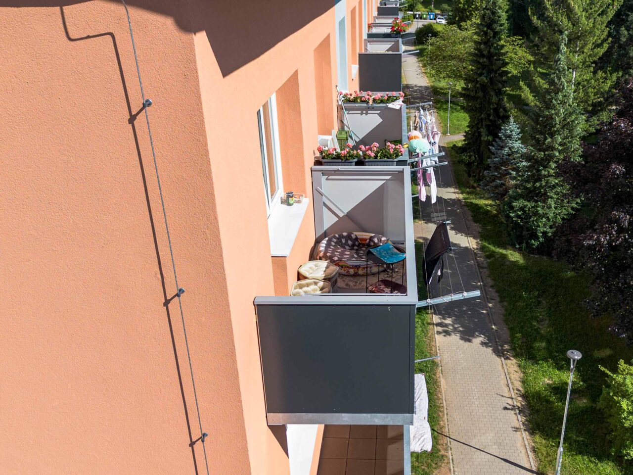Pohled na nový závěsný balkon s věšáky na prádlo