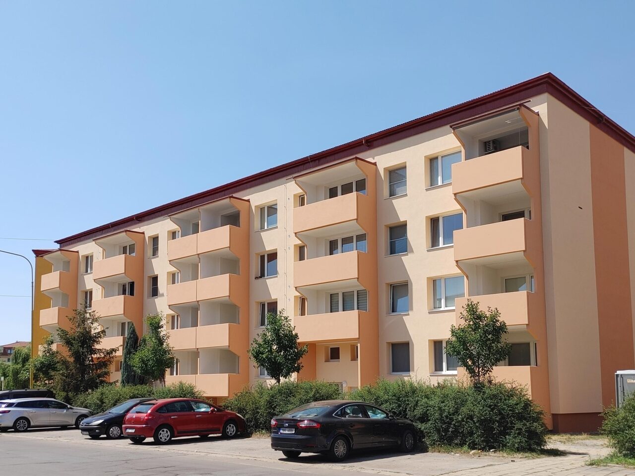 Instalace nových betonových předsazených lodžií na bytový dům v Uherském Hradišti