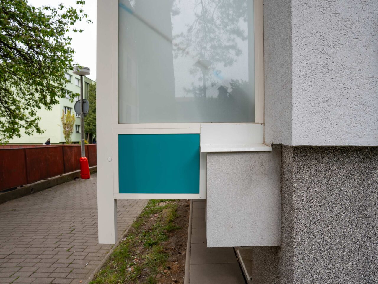 Boční pohled na předsazené zábradlí lodžií