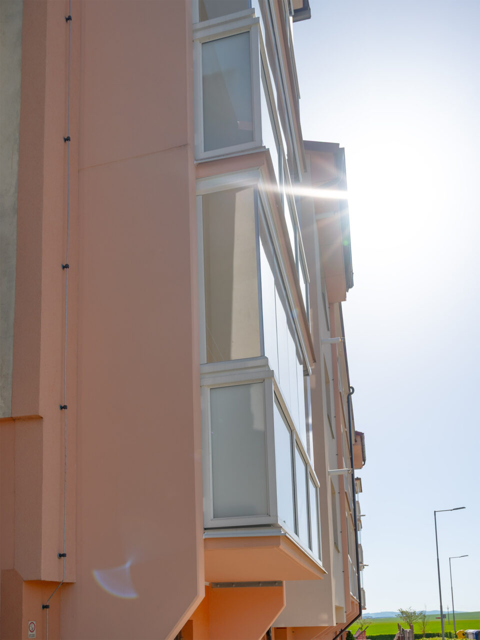 Přístavba nových betonových lodžií, boční pohled