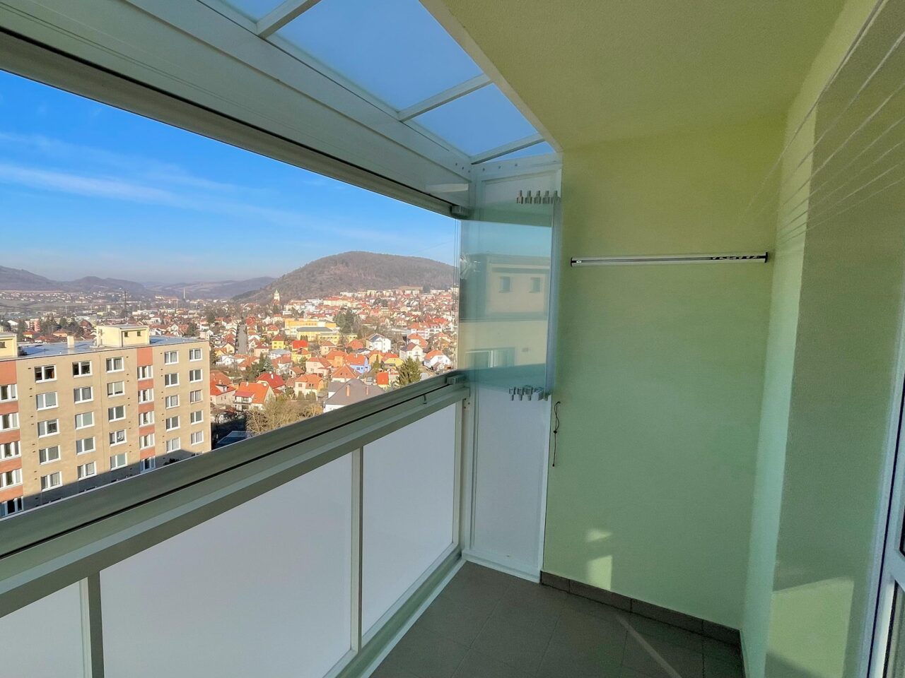 Interiér lodžie prodloužené o 55 cm, bezrámové zasklení