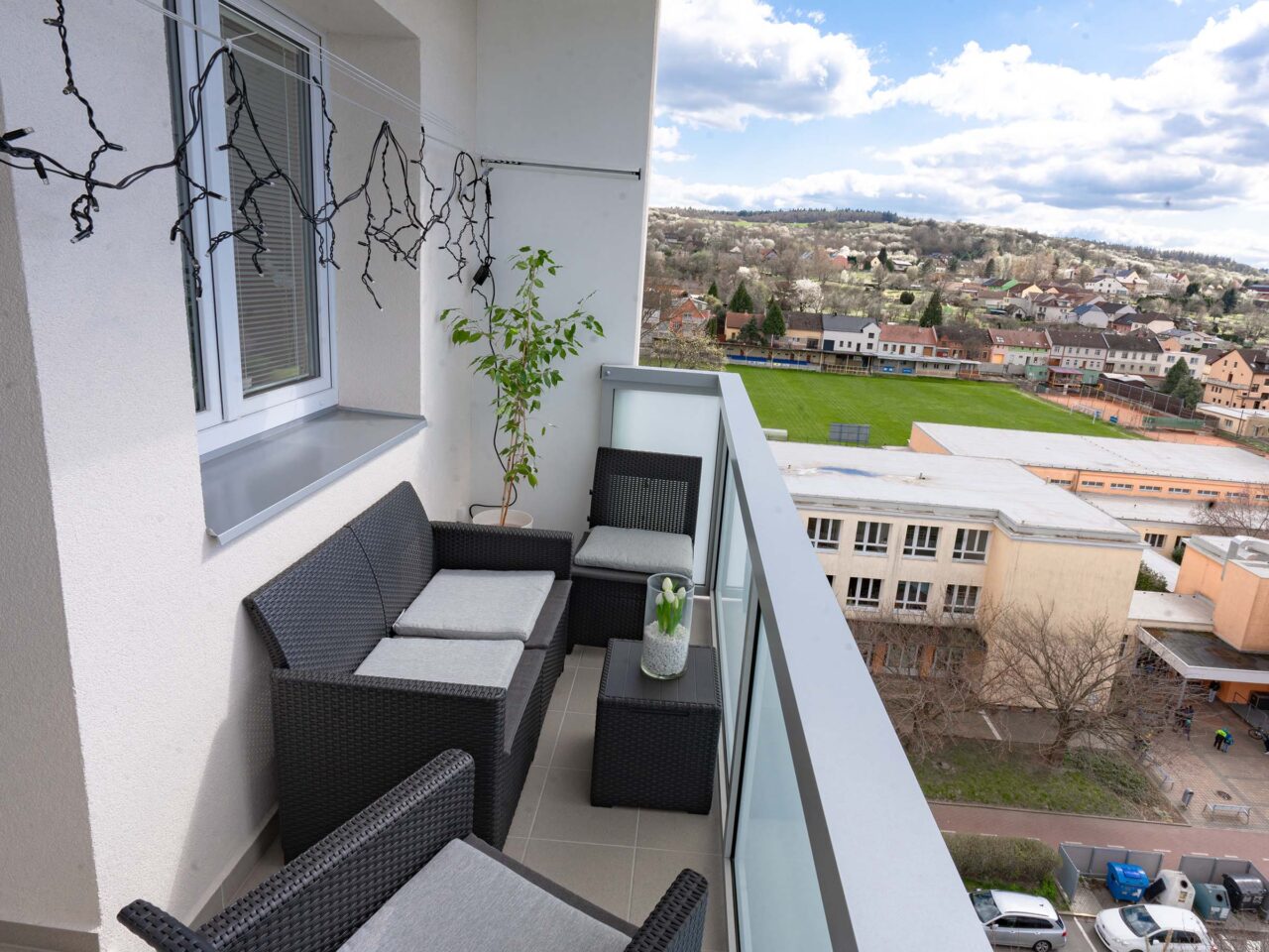 Pohled na nové předsazené betonové lodžie