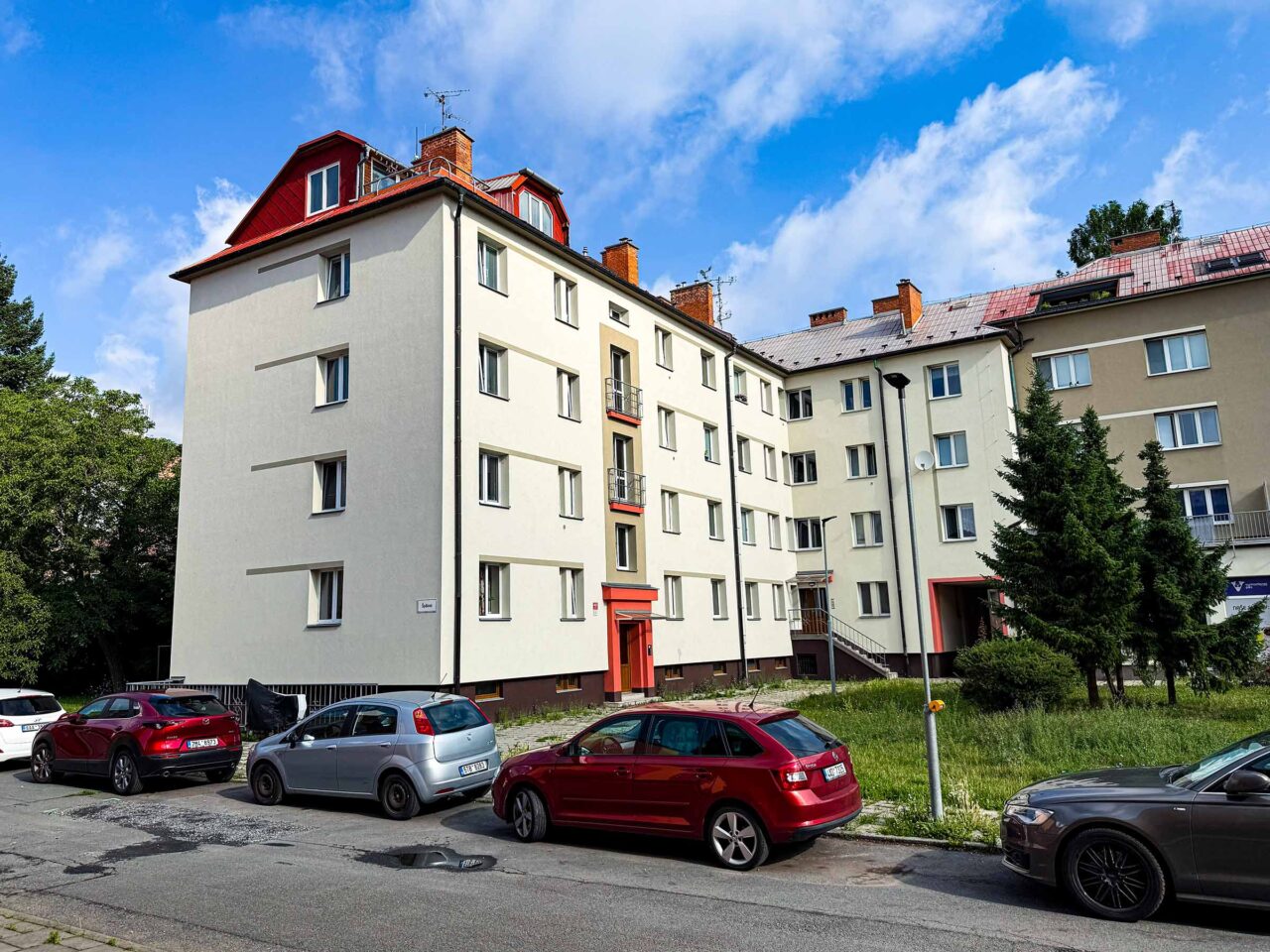 Rekonstrukce bytového domu — zateplení fasády, výměna oken a francouzského zábradlí
