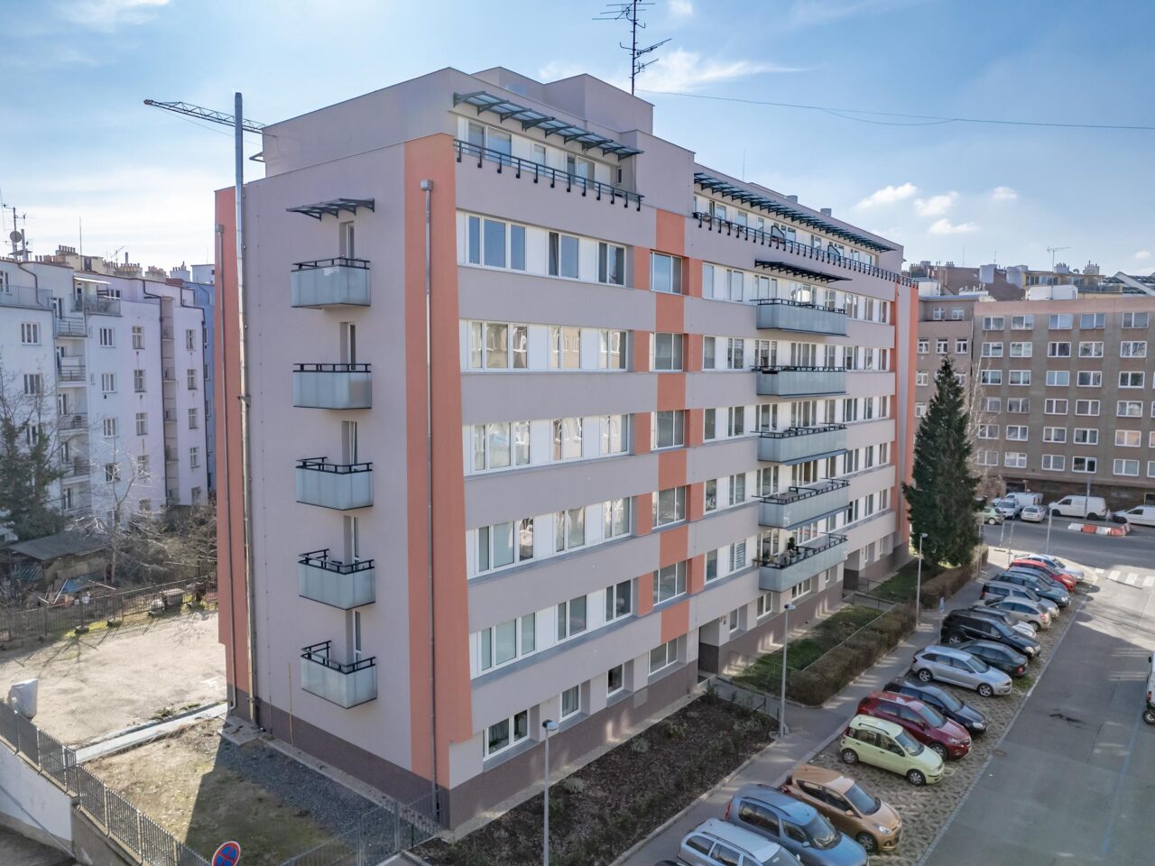 Letecký pohled na realizovanou zakázku — Praha, Nusle. Zateplení fasády, rekonstrukce balkonů.
