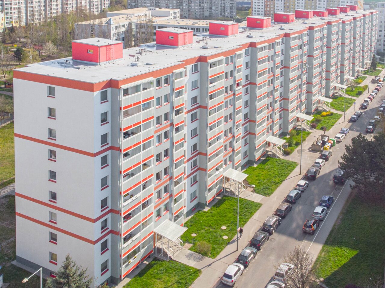 Komplexní revitalizace panelového domu na Černém mostě v Praze