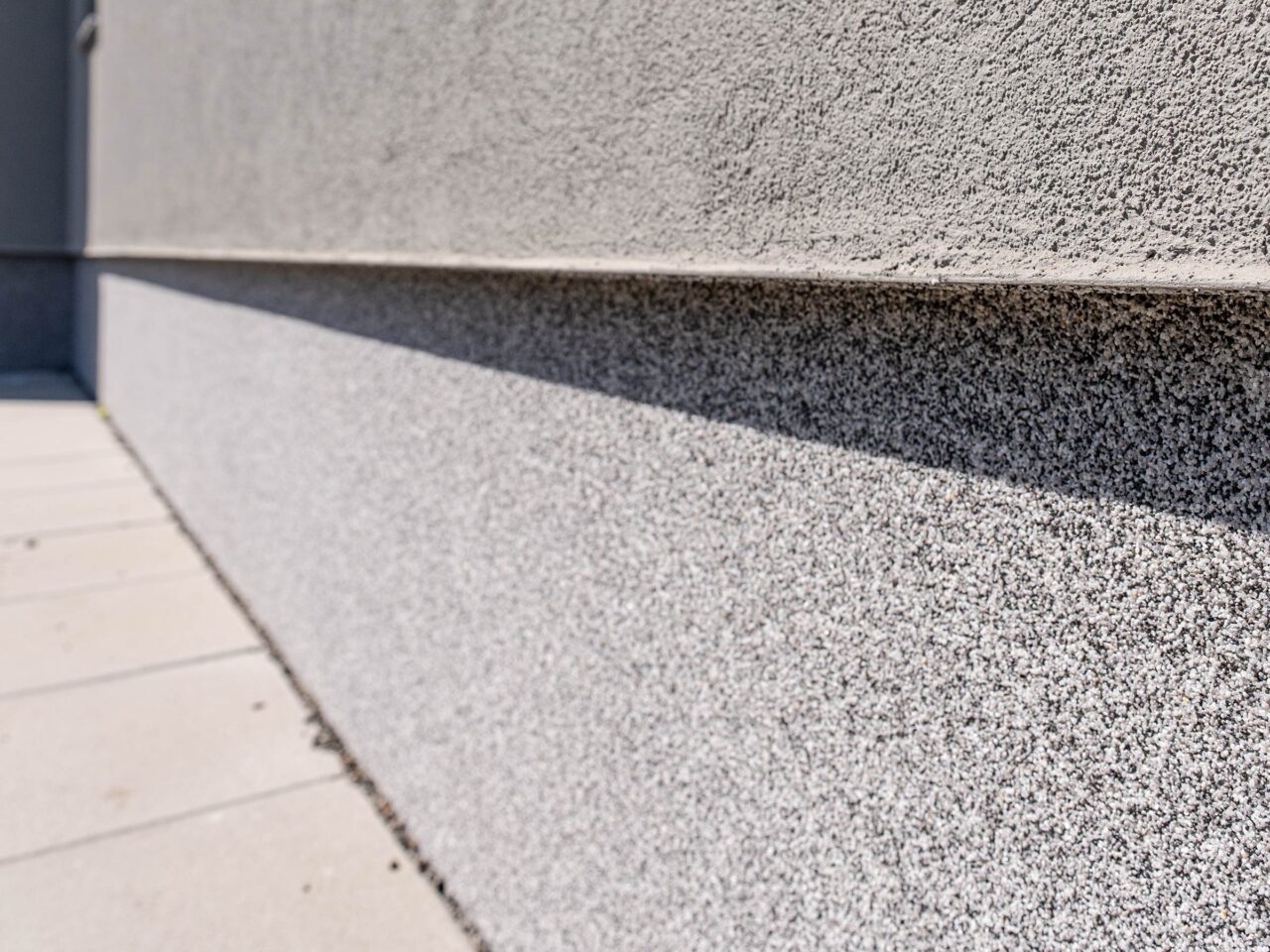 Detail soklu — marmolit, dlážděný okapový chodník