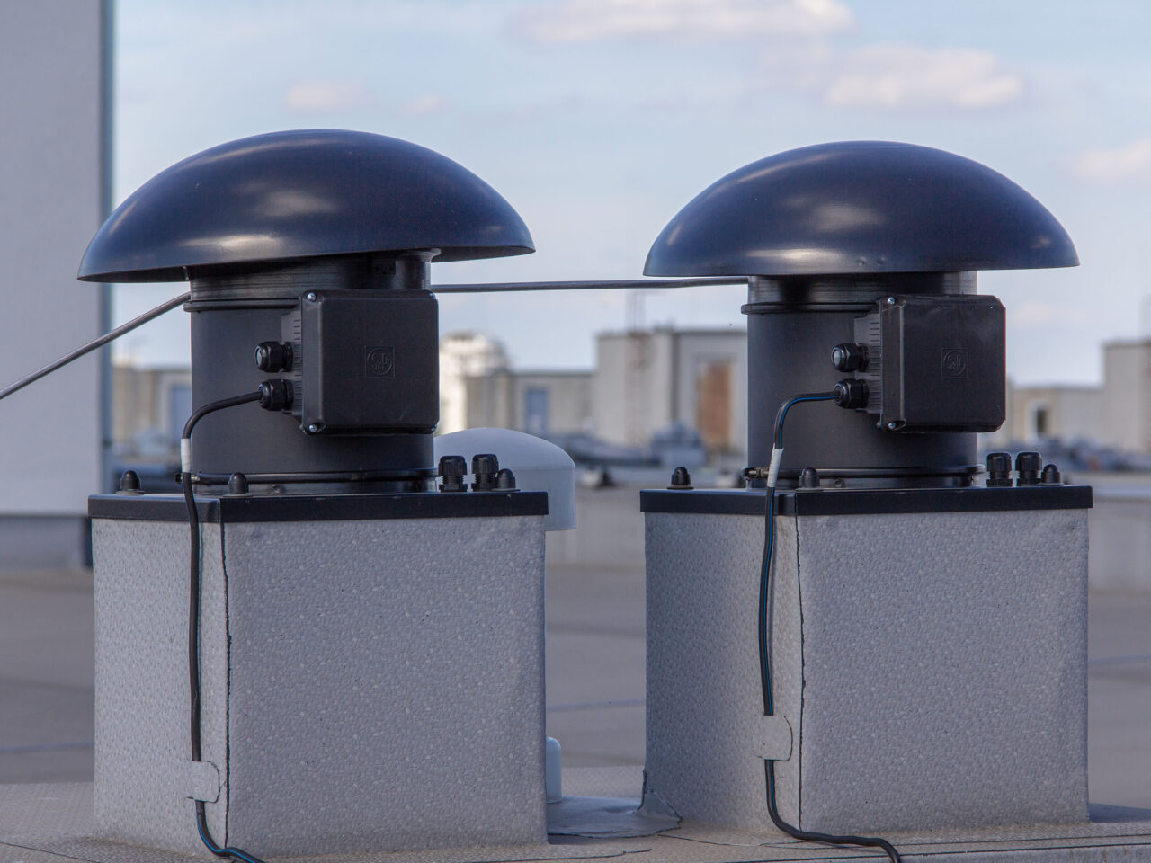 Větrací hlavice jako součást rekonstrukce a zateplení ploché střechy na bytovém domě