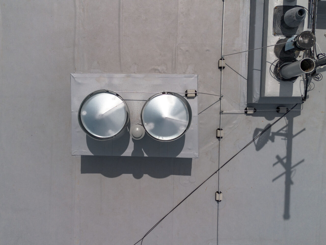 Detail části zateplené ploché střechy panelového domu