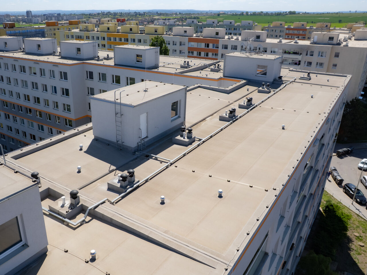 Letecký pohled na realizované zateplení střešního pláště panelového domu