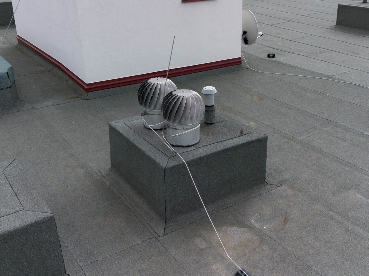 Zateplená plochá střecha s novou krytinou větrací turbína Lomanco