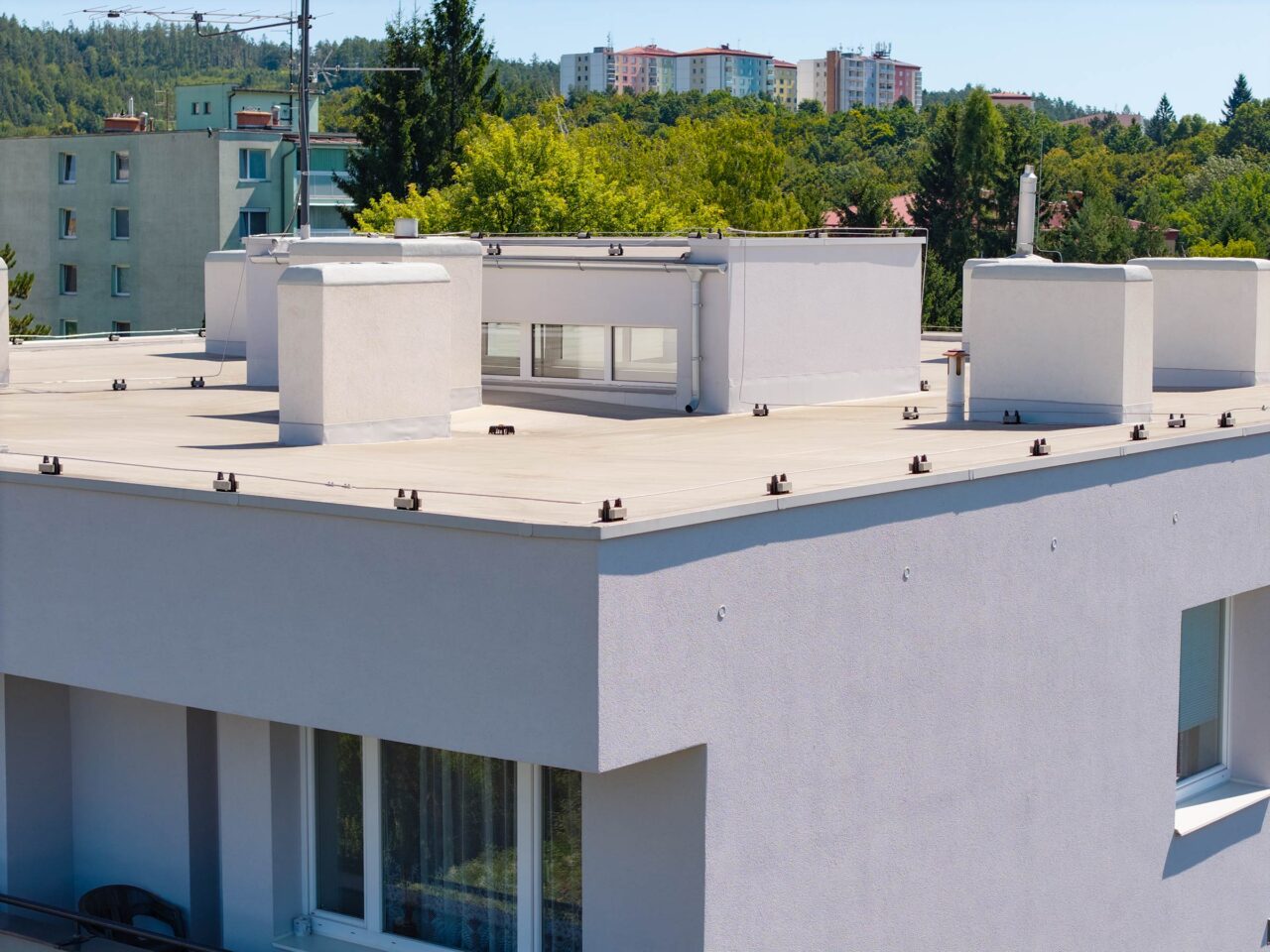 Zateplení a izolace střešního pláště a nová hromosvodná soustava bytového domu v Blansku