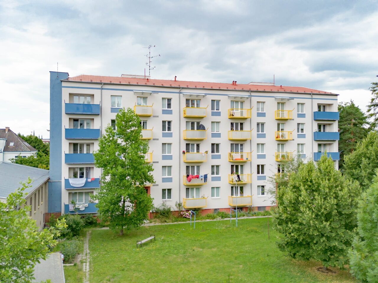 Nové závěsné balkony na zrekonstruovaném bytovém domě v Olomouci