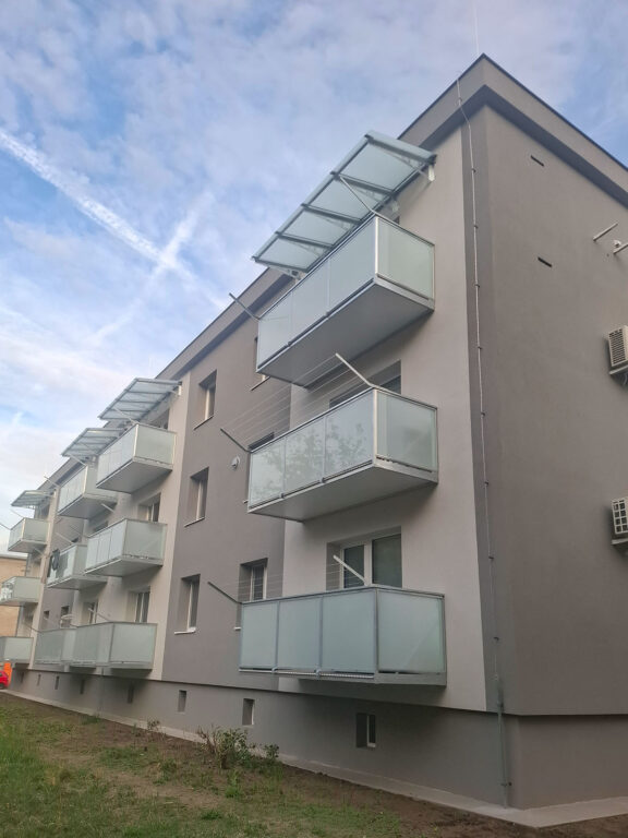 pohled na nové závěsné balkony