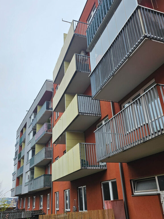 Stav před rekonstrukcí balkonů a lodžií v Mladé Boleslavi