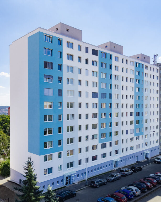 zateplení fasády bytového domu diagonální pohled na zrekonstruovaný dům