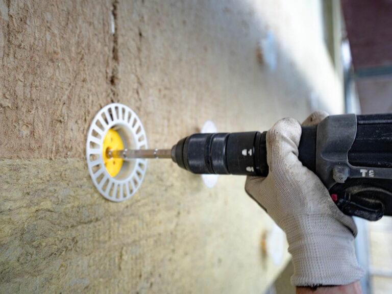 Kotvení minerální vaty při zateplení fasády bytového domu